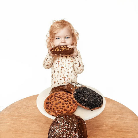 Barn spiser kæmpe Cookies fra Ejvinds