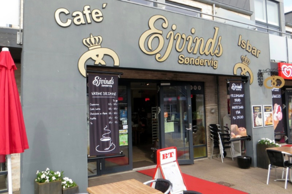Entrén till Ejvinds bageri och kafé i Søndervig