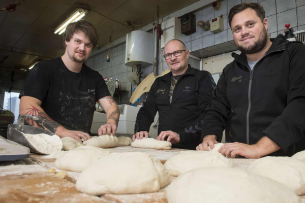 Tre medlemmar av familjen Ejvinds arbetar med deg i bageriet
